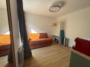 een woonkamer met een bank en een stoel bij New studio apartment hotel Palais des Congrès 11 in Levallois-Perret