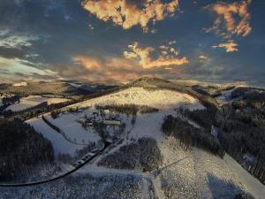 una vista aérea de una montaña nevada con un remonte en Berghotel Hoher Knochen - Ruhe & Natur, en Winterberg