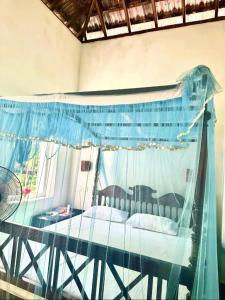 une chambre avec un lit dans une pièce avec une fenêtre dans l'établissement Brenley B Bungalow, à Talalla South