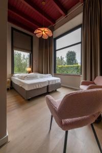 ein Schlafzimmer mit einem Bett und einem großen Fenster in der Unterkunft Groepsaccommodatie De Landerij in Scherpenzeel
