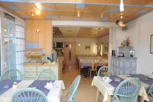 a kitchen and dining room with tables and chairs at Pension / FW Gästehaus Stern in Bodenmais