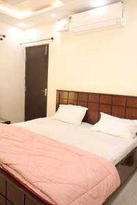 Giường trong phòng chung tại Lalit Villa Luxury Apartments - 3BHK - II +4 ảnh