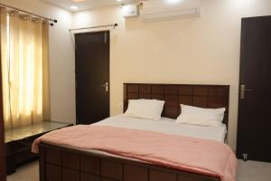 Giường trong phòng chung tại Lalit Villa Luxury Apartments - 3BHK - II