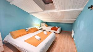 En eller flere senge i et værelse på Villa -Piscine & Spa -14 pers + 60 billeder