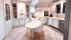 Køkken eller tekøkken på Villa -Piscine & Spa -14 pers