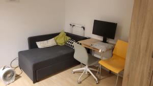 Et tv og/eller underholdning på cosy studio apartment good location