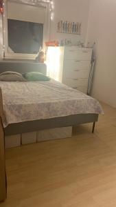 En eller flere senge i et værelse på cosy studio apartment good location