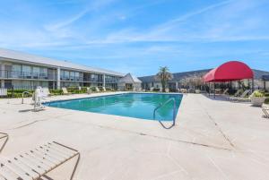 Πισίνα στο ή κοντά στο Ramada by Wyndham Houma