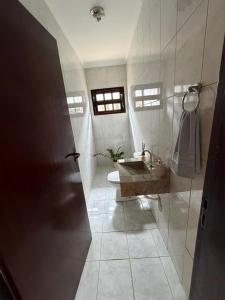 un bagno con lavandino e WC di Carneiro a Boituva