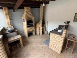 una cucina con due forni in mattoni in una stanza di Carneiro a Boituva Altre 18 foto