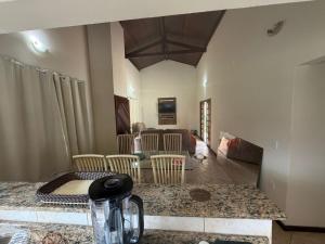 un soggiorno con un divano e un tavolo di Carneiro a Boituva