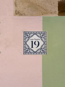 un signe sur un mur avec le numéro dans l'établissement Casa Rosetta Boutique, à Xàtiva