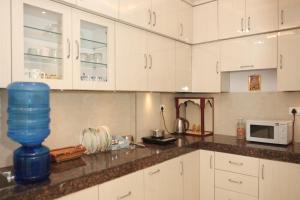 Nhà bếp/bếp nhỏ tại Lalit Villa Luxury Apartments - 3BHK - II