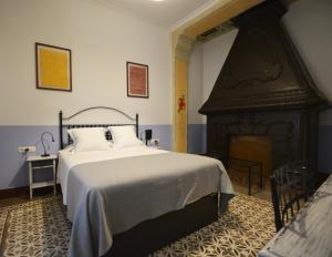 a bedroom with a large bed and a fireplace at Hotel Casa de los Azulejos in Córdoba