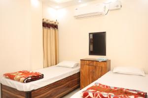 Giường trong phòng chung tại Lalit Villa Luxury Apartments - 3BHK - II