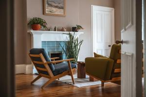 a living room with two chairs and a fireplace at 16 1 Eildon Street in Edinburgh