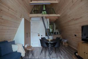 Μια τηλεόραση ή/και κέντρο ψυχαγωγίας στο A-frame