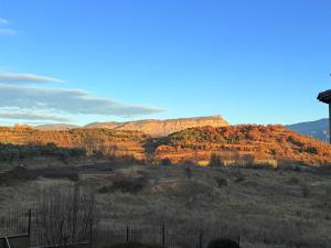 uitzicht op een heuvel met bergen op de achtergrond bij El Loft de Salàs - L'Amfitriona in Salás de Pallás