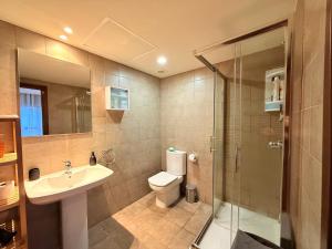 een badkamer met een toilet, een wastafel en een douche bij El Loft de Salàs - L'Amfitriona in Salás de Pallás +20 foto's