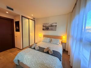 een slaapkamer met een bed met handdoeken erop bij El Loft de Salàs - L'Amfitriona in Salás de Pallás