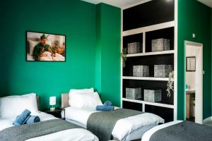 Giường trong phòng chung tại Upper Floor - Room 4