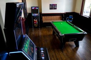 Bàn bi-da tại Upper Floor - Room 4