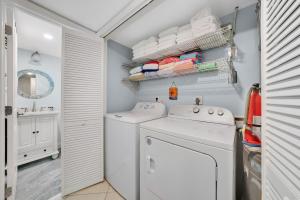 una lavanderia bianca con lavatrice e asciugatrice di Sandpiper Beach #405 a Sanibel Altre 49 foto