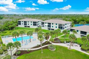 una vista aerea di un resort con piscina e palme di Sandpiper Beach #405 a Sanibel