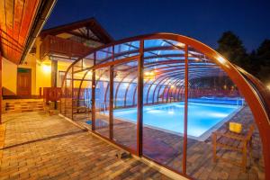 Bazén v ubytování Penzion Motyl nebo v jeho okolí