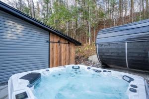 una vasca idromassaggio situata accanto a un edificio di Lake and Pool table - The Dorchester a Saint-Prosper