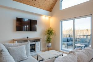 un soggiorno con un divano e una TV di Lake and Pool table - The Dorchester a Saint-Prosper Altre 49 foto