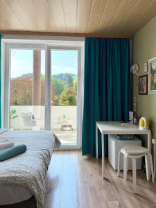 Postel nebo postele na pokoji v ubytování Lakefront Bled - Rooms & Apartments