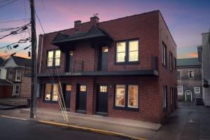 een gebouw van rode baksteen in een stadsstraat bij Stylish Retro Stay, Columbia House Unit D apts in Somerset