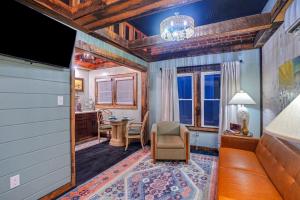 een woonkamer met een bank en een tafel bij Stylish Retro Stay, Columbia House Unit D apts in Somerset