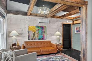 een woonkamer met een bank en een schilderij aan de muur bij Stylish Retro Stay, Columbia House Unit D apts in Somerset