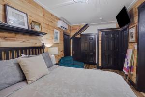 En eller flere senge i et værelse på Rustic KY Retreat, Columbia House Unit B apts
