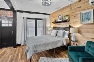 En eller flere senge i et værelse på Rustic KY Retreat, Columbia House Unit B apts