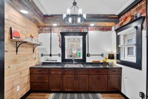 Køkken eller tekøkken på Rustic KY Retreat, Columbia House Unit B apts + 10 billeder