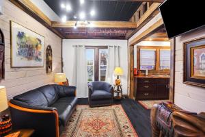 Khu vực ghế ngồi tại Mid Century Escape, Columbia House Unit C apts