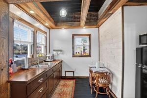 Nhà bếp/bếp nhỏ tại Mid Century Escape, Columbia House Unit C apts