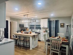 Nhà bếp/bếp nhỏ tại Spacious 3BR Knoxville Home - Sleeps 6 -Full Kitchen