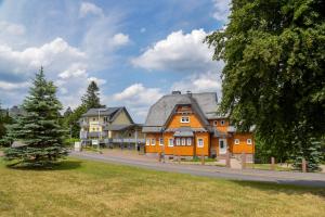 een rij huizen aan de kant van een weg bij Hotel Waldschlösschen und Spezialitätenrestaurant in Oberhof