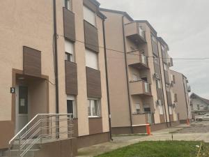 ein Wohnhaus mit Balkonen an der Seite in der Unterkunft Teja- new apartment for 4 person with free parking space in Belgrad