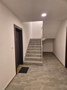 ein leerer Flur mit Treppe und Tür in der Unterkunft Teja- new apartment for 4 person with free parking space in Belgrad