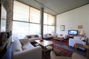 TV a/nebo společenská místnost v ubytování Dioscouri Hotel
