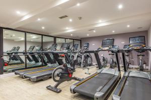 Fitness centrum a/nebo fitness zařízení v ubytování Grand Jersey Hotel and Spa
