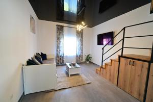 un soggiorno con un divano e un tavolo di FLH - Vila Dominik a Sibiu