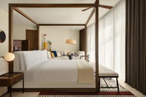 een slaapkamer met een groot wit bed en een raam bij SLS The Red Sea in Ḩanak +64 foto's