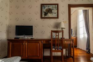 TV a/nebo společenská místnost v ubytování Zamek Przecław