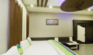 Un dormitorio con una cama blanca y una mesa. en Hotel Raj Garden , Pushkar, en Pushkar 43 fotos más